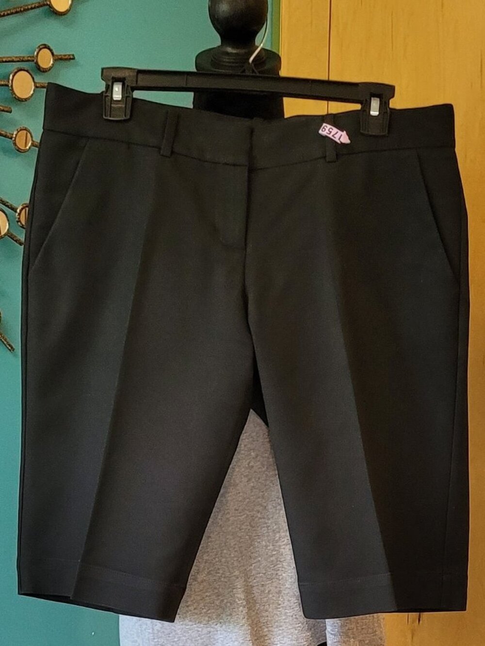 GUC! | Aritzia Talula Babaton Knee-Length Bermuda Shorts | Black | Size 8